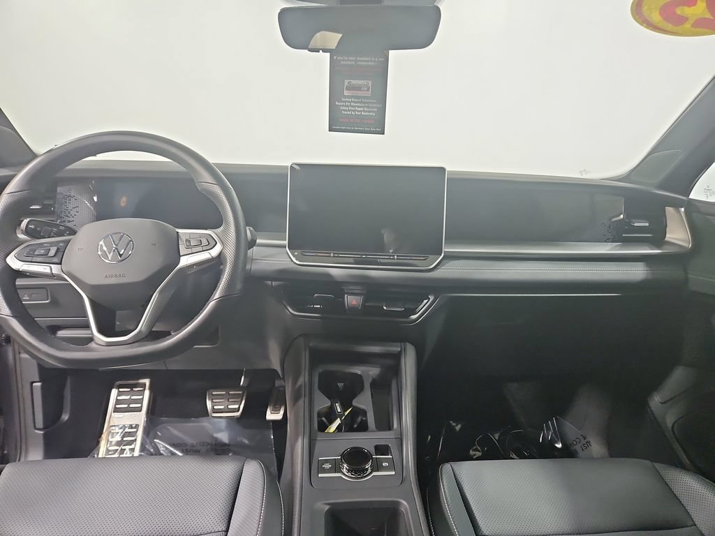 Certified 2025 Volkswagen Tiguan SE R-Line AWD/4WD image 18