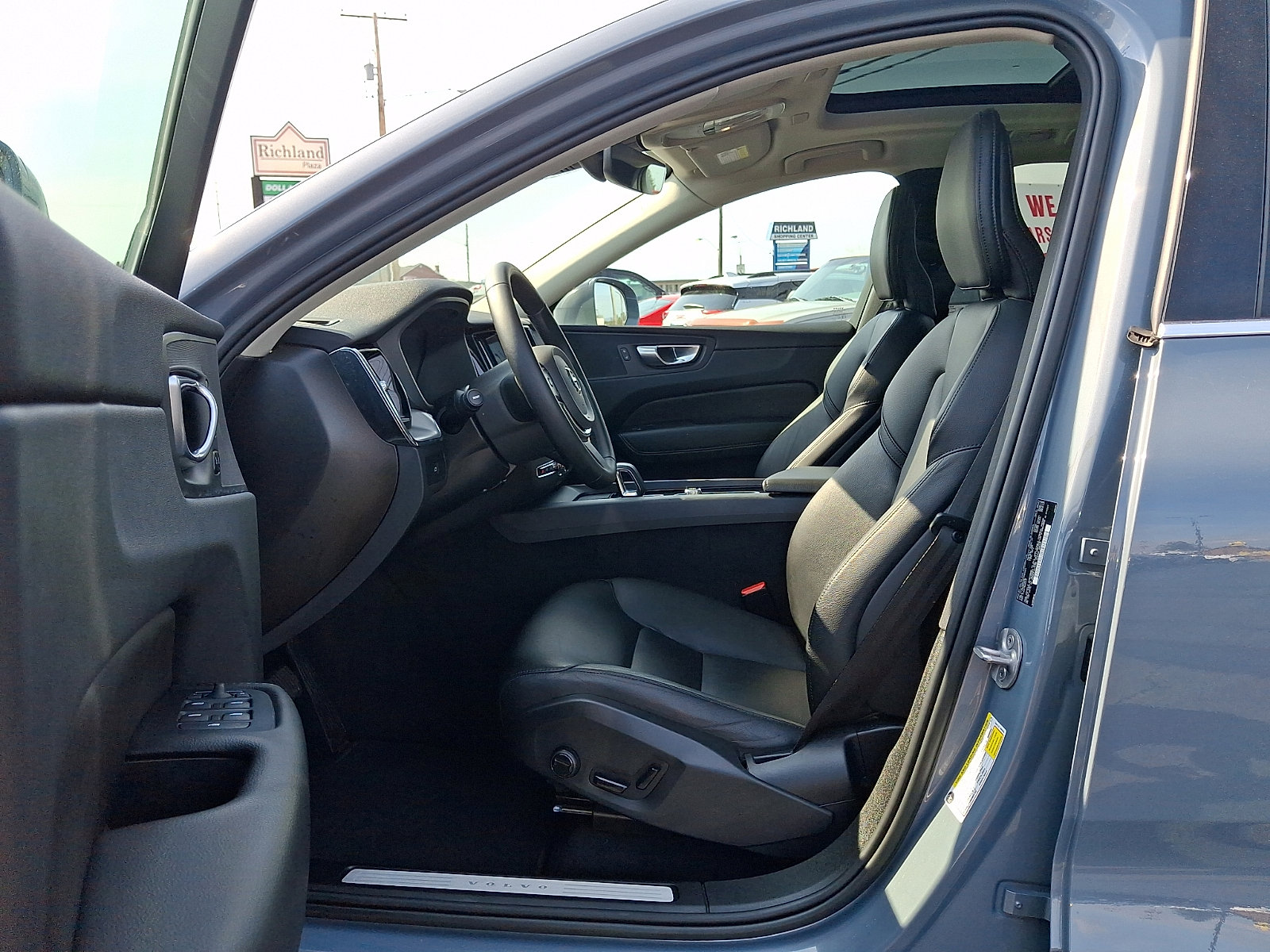 Used 2023 Volvo XC60 B5 Core AWD/4WD image 15