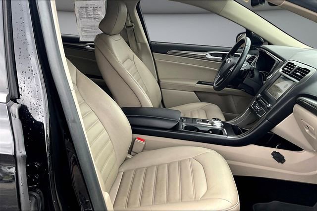 Used 2017 Ford Fusion SE w/ Fusion SE Technology Package image 28