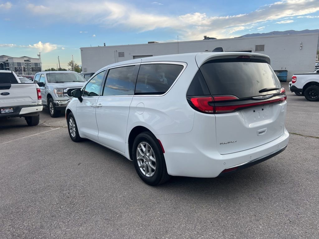 Used 2024 Chrysler Pacifica Touring-L image 10