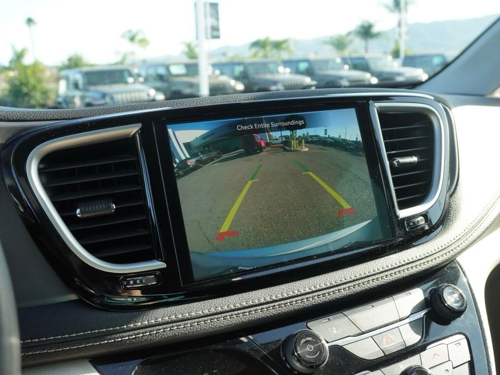 Certified 2023 Chrysler Pacifica Touring-L image 15