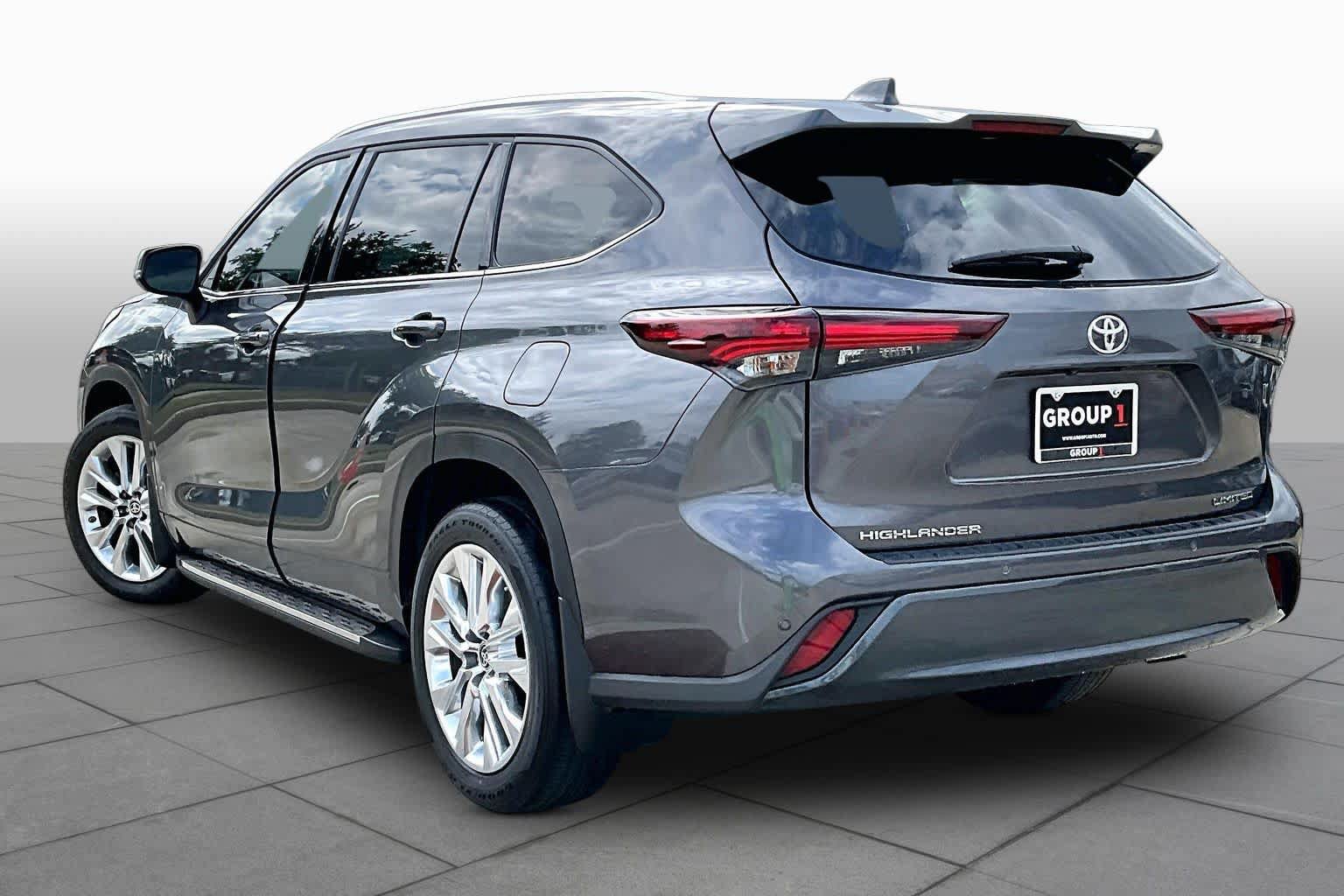 Used 2024 Toyota Highlander Limited FWD image 11