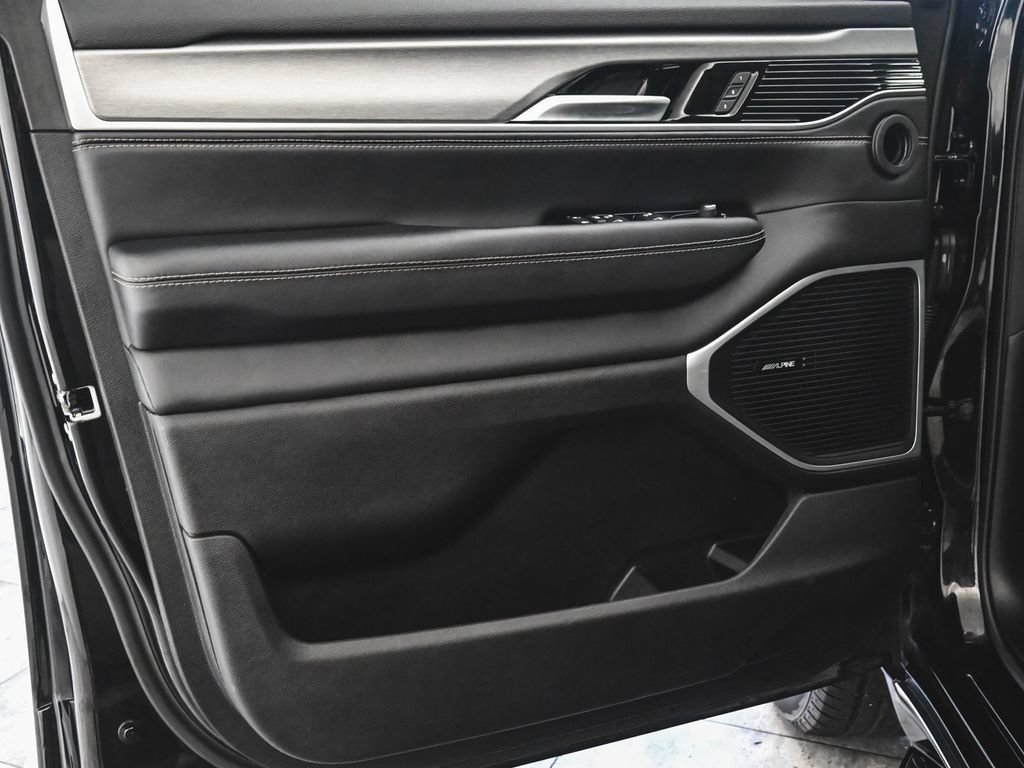 Used 2025 Jeep Wagoneer 4WD image 8