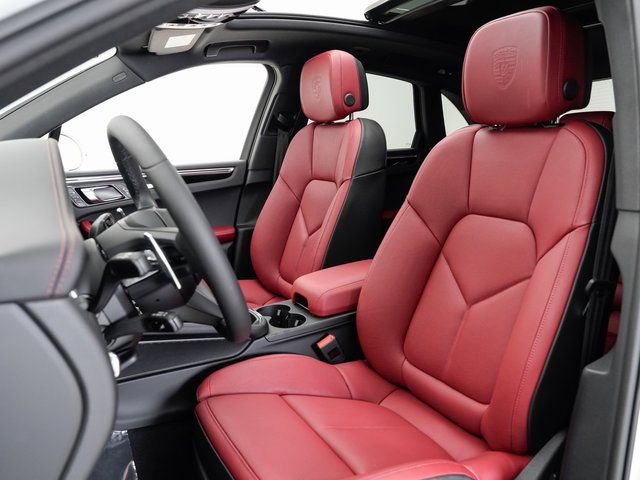 Certified 2025 Porsche Macan AWD/4WD image 5
