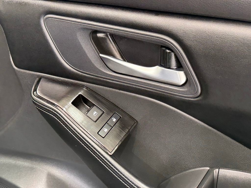 Used 2025 Nissan Rogue SV image 23