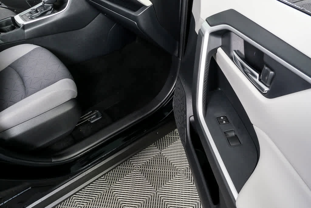 Used 2021 Toyota RAV4 XLE w/ Convenience Package image 22