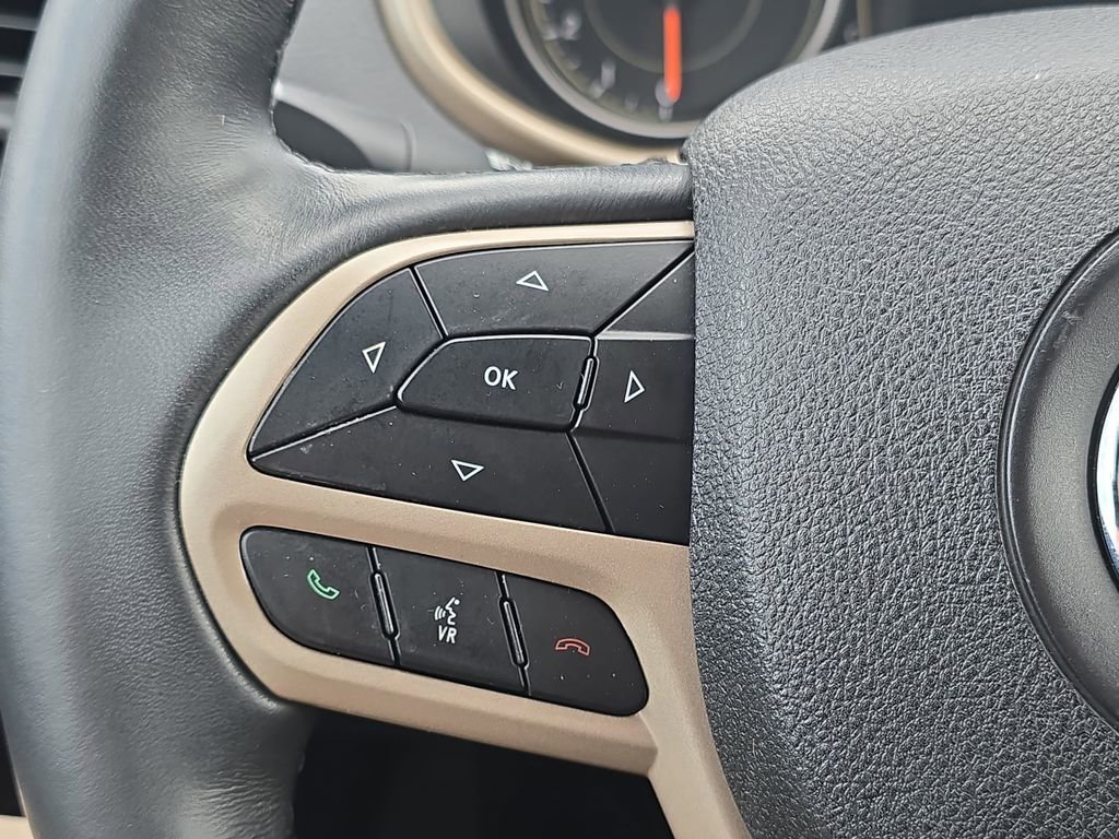 Used 2018 Jeep Cherokee Latitude w/ Altitude Package AWD/4WD image 18
