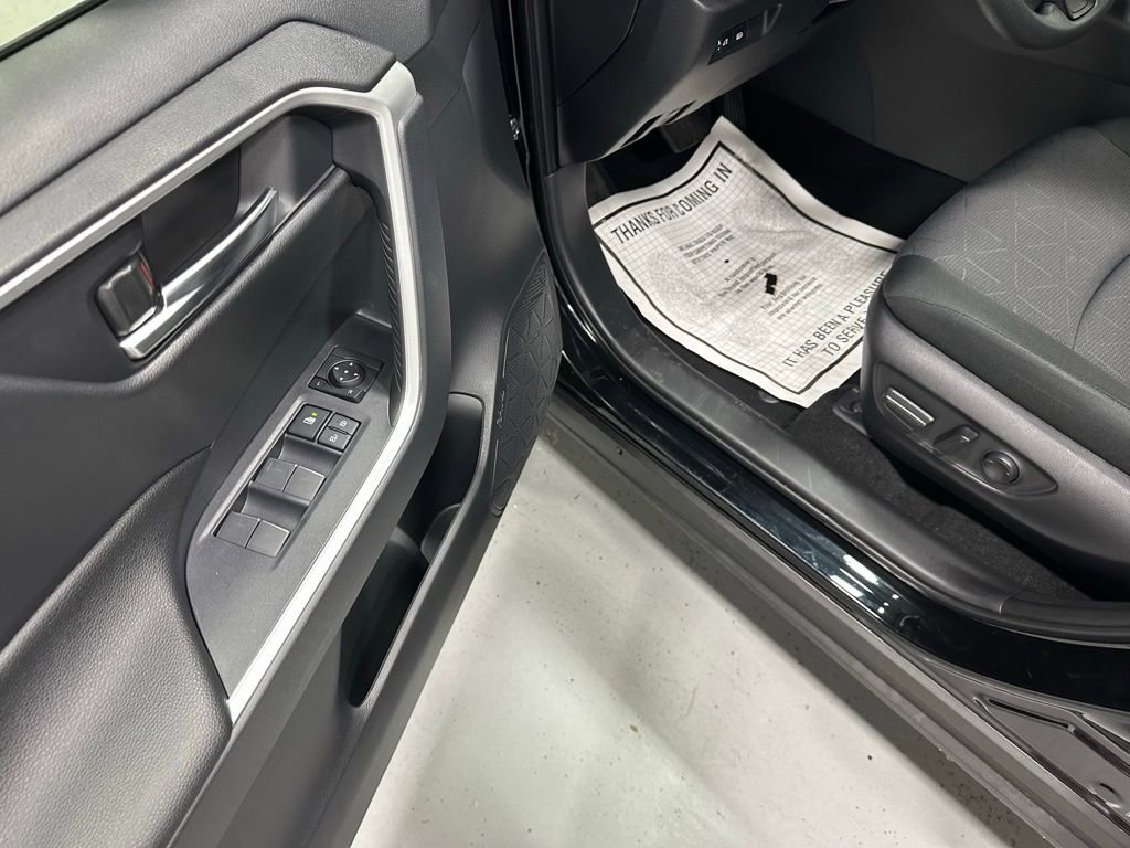 Used 2025 Toyota RAV4 XLE image 9
