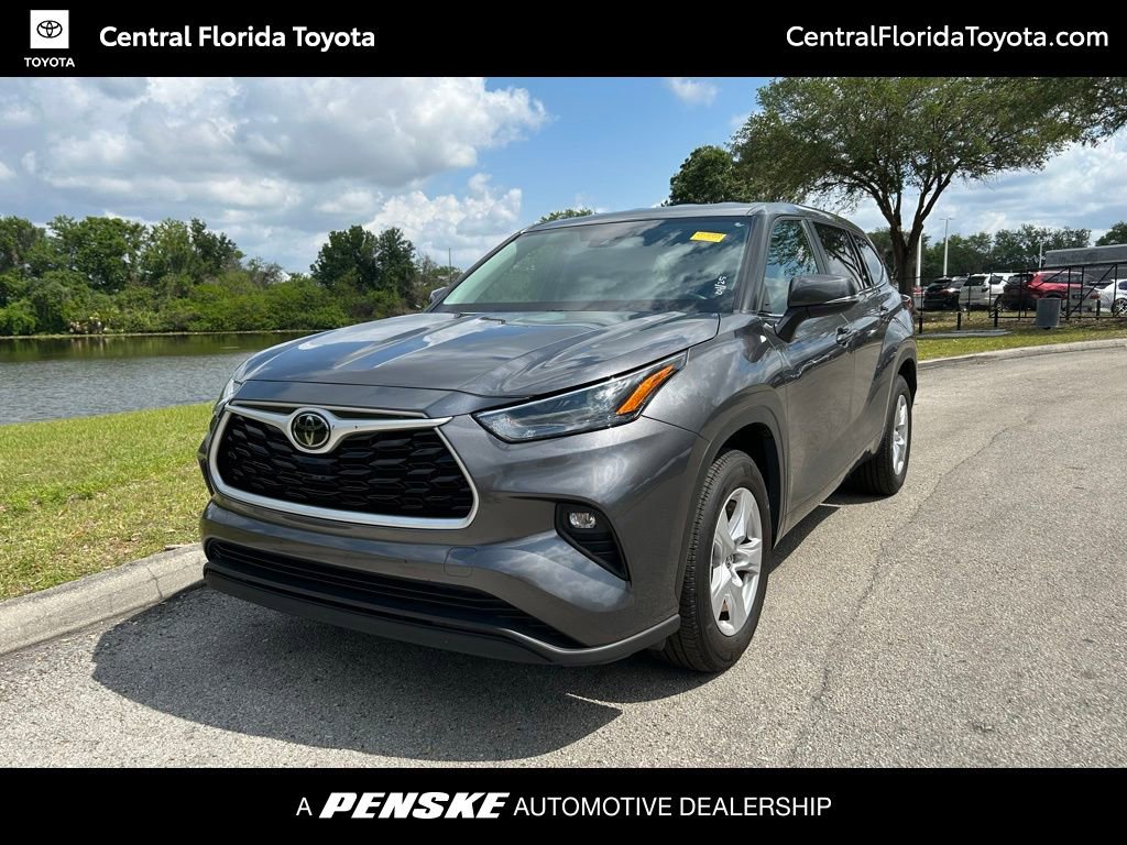 Used 2024 Toyota Highlander LE FWD image 1