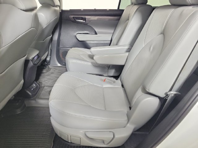 Used 2023 Toyota Highlander Limited FWD image 12