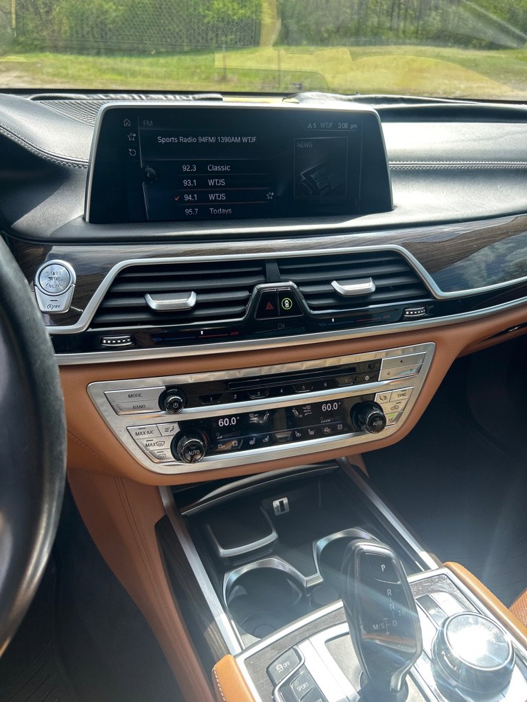 Used 2016 BMW 740i image 11