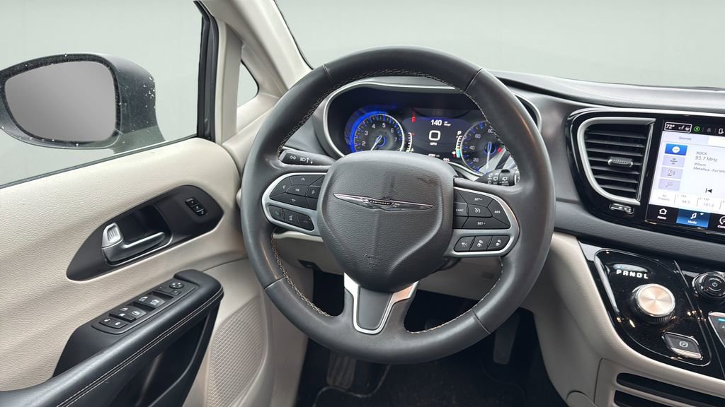Used 2023 Chrysler Pacifica Touring-L FWD image 16
