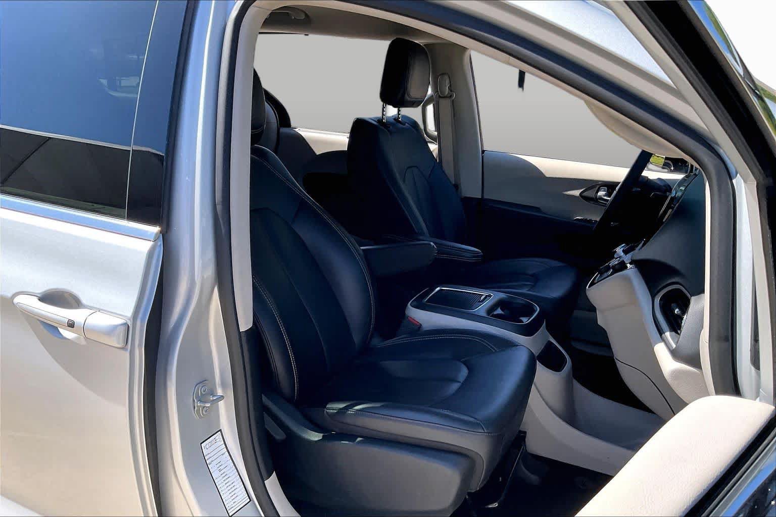 Used 2024 Chrysler Pacifica Touring-L FWD image 9