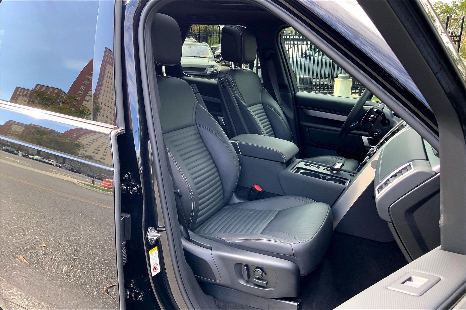 Certified 2025 Land Rover Discovery Dynamic SE AWD/4WD image 8