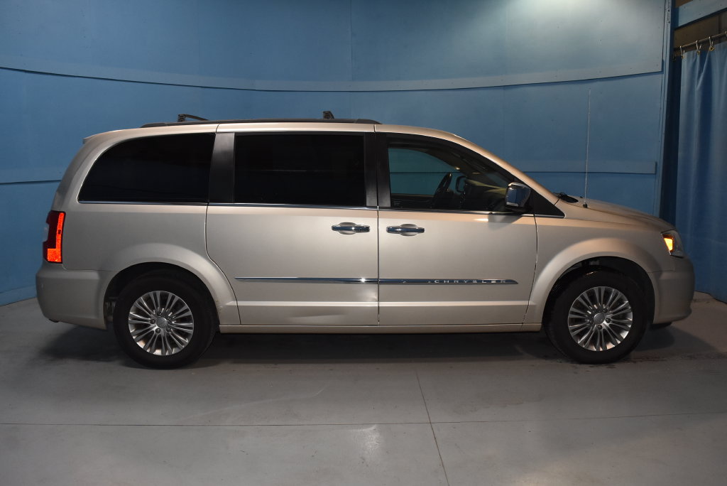 Used 2015 Chrysler Town & Country Touring-L w/ Driver Convenience Group FWD image 23