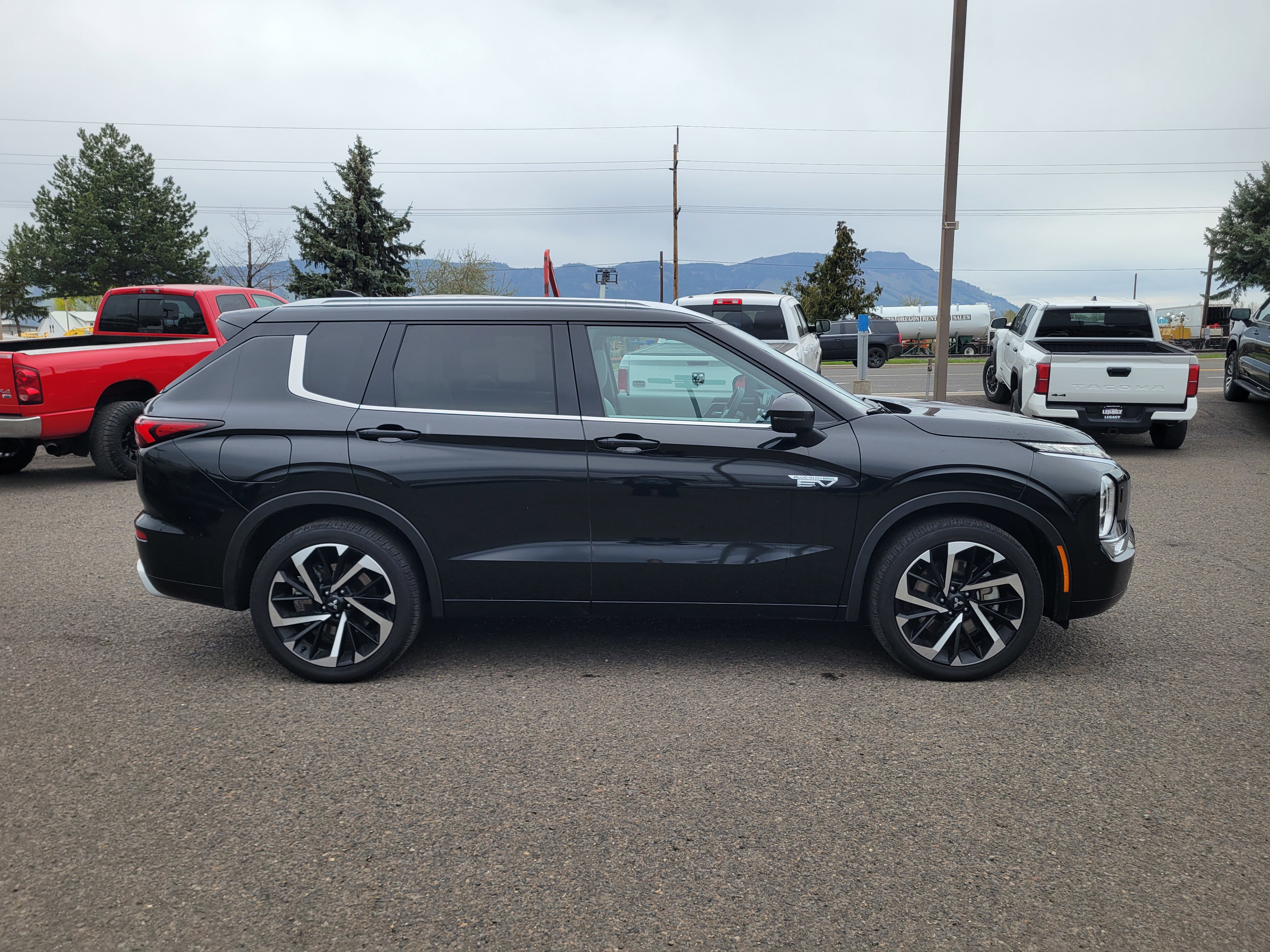 Used 2024 Mitsubishi Outlander SEL image 2
