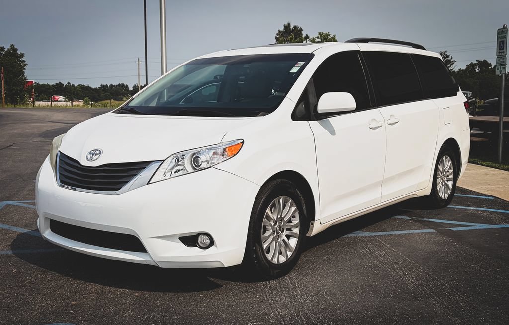 Used 2014 Toyota Sienna XLE FWD image 21