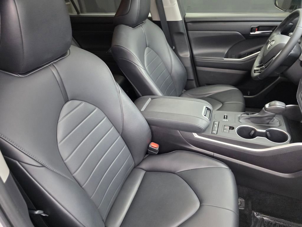 Used 2021 Toyota Highlander XLE FWD image 30