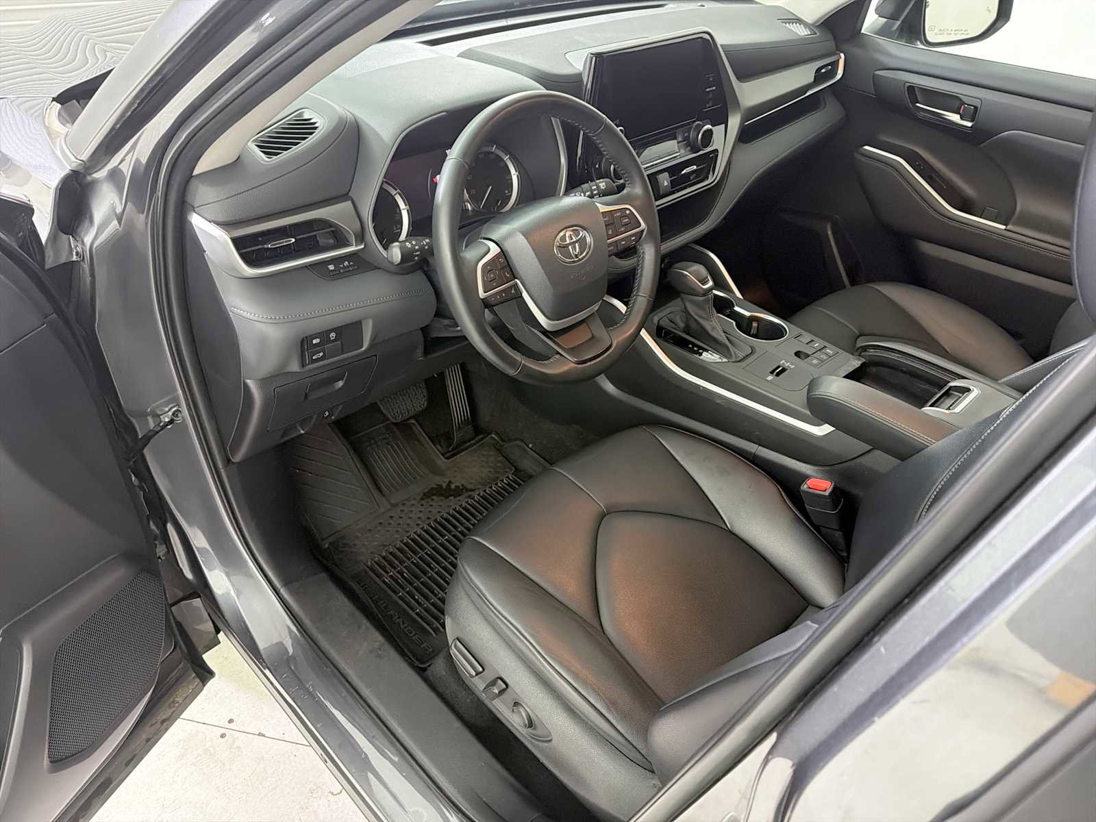 Used 2023 Toyota Highlander XLE FWD image 11
