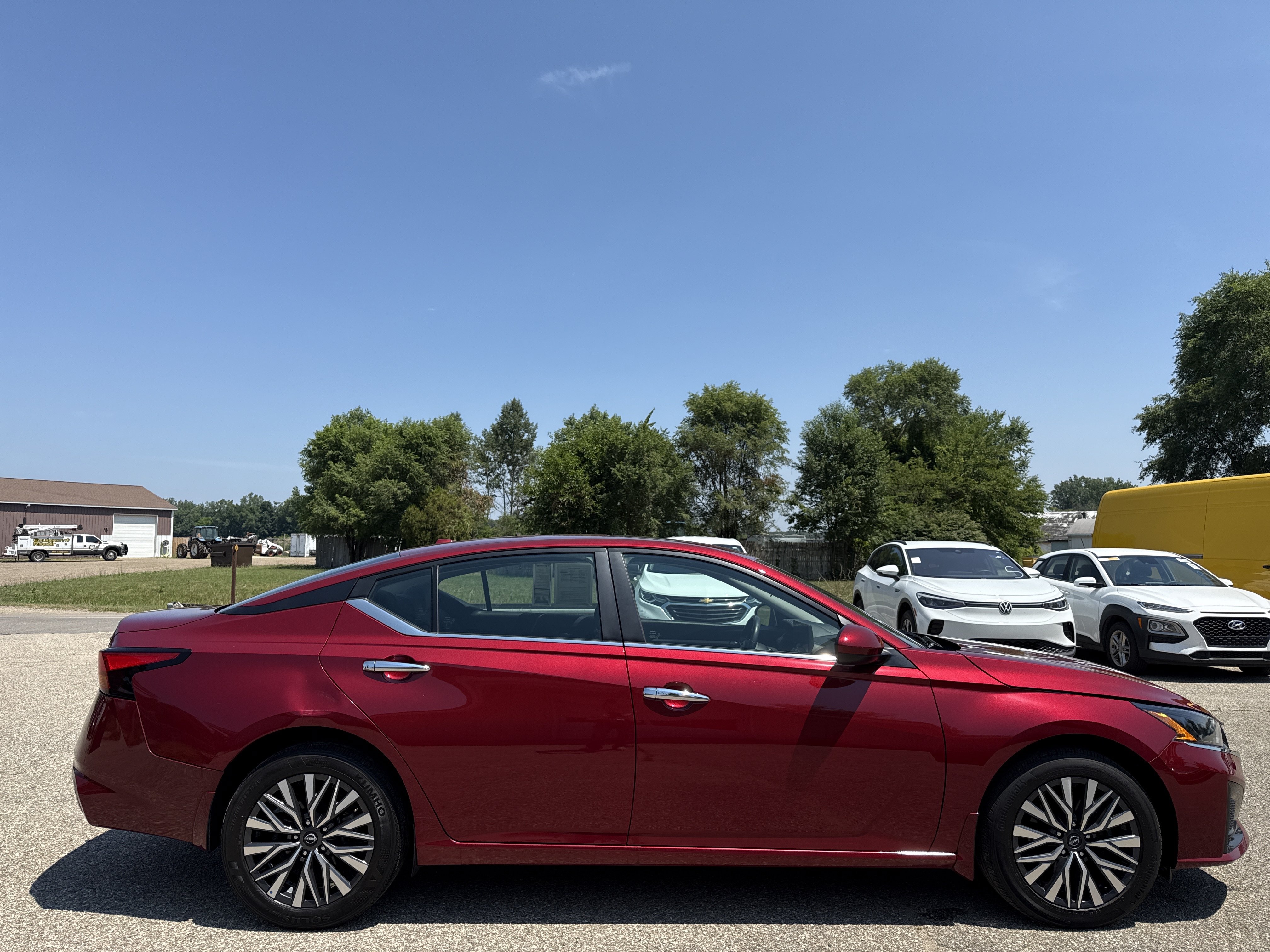Used 2023 Nissan Altima 2.5 SV w/ SV Premium Package AWD/4WD image 2