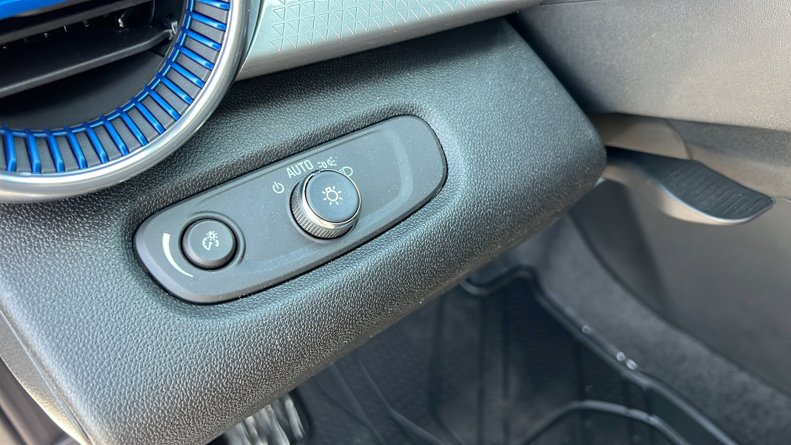 New 2025 Chevrolet Trax LT w/ Driver Confidence Package image 28