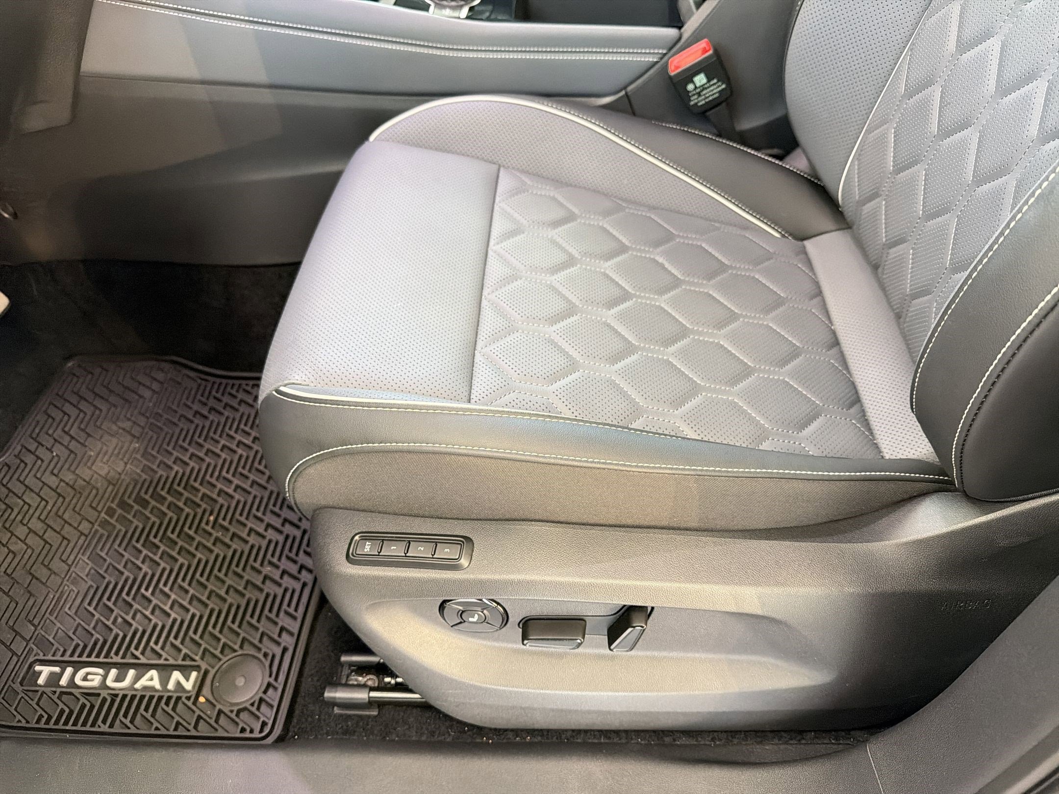 Used 2025 Volkswagen Tiguan SEL R-Line image 14