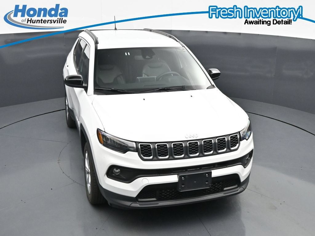 Used 2025 Jeep Compass Latitude AWD/4WD image 16