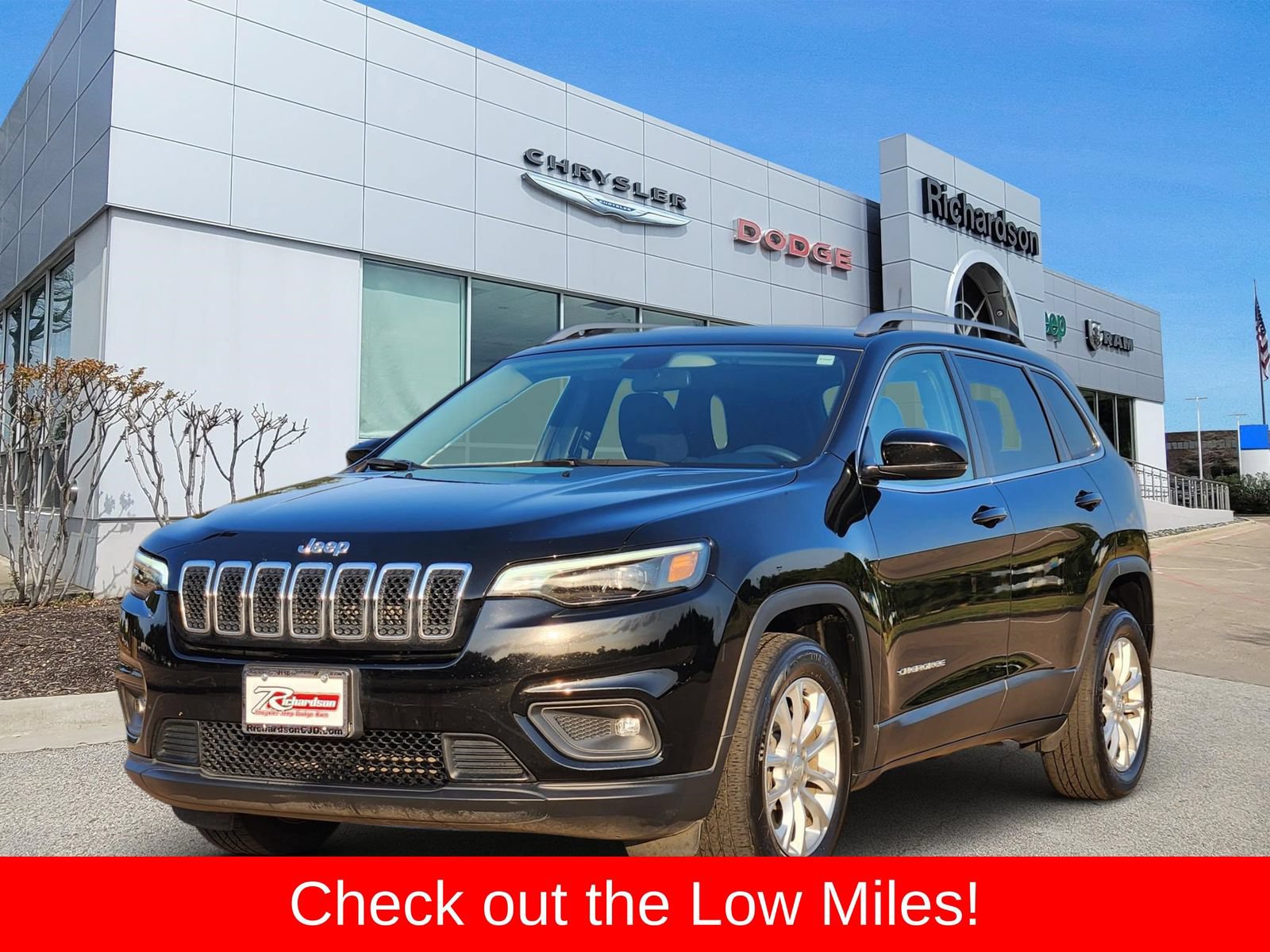 Used 2019 Jeep Cherokee Latitude w/ Popular Appearance Group FWD image 2