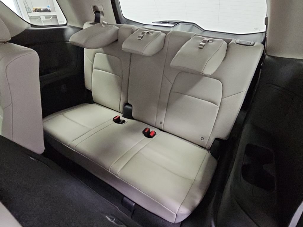 Used 2025 Nissan Pathfinder SL FWD image 31