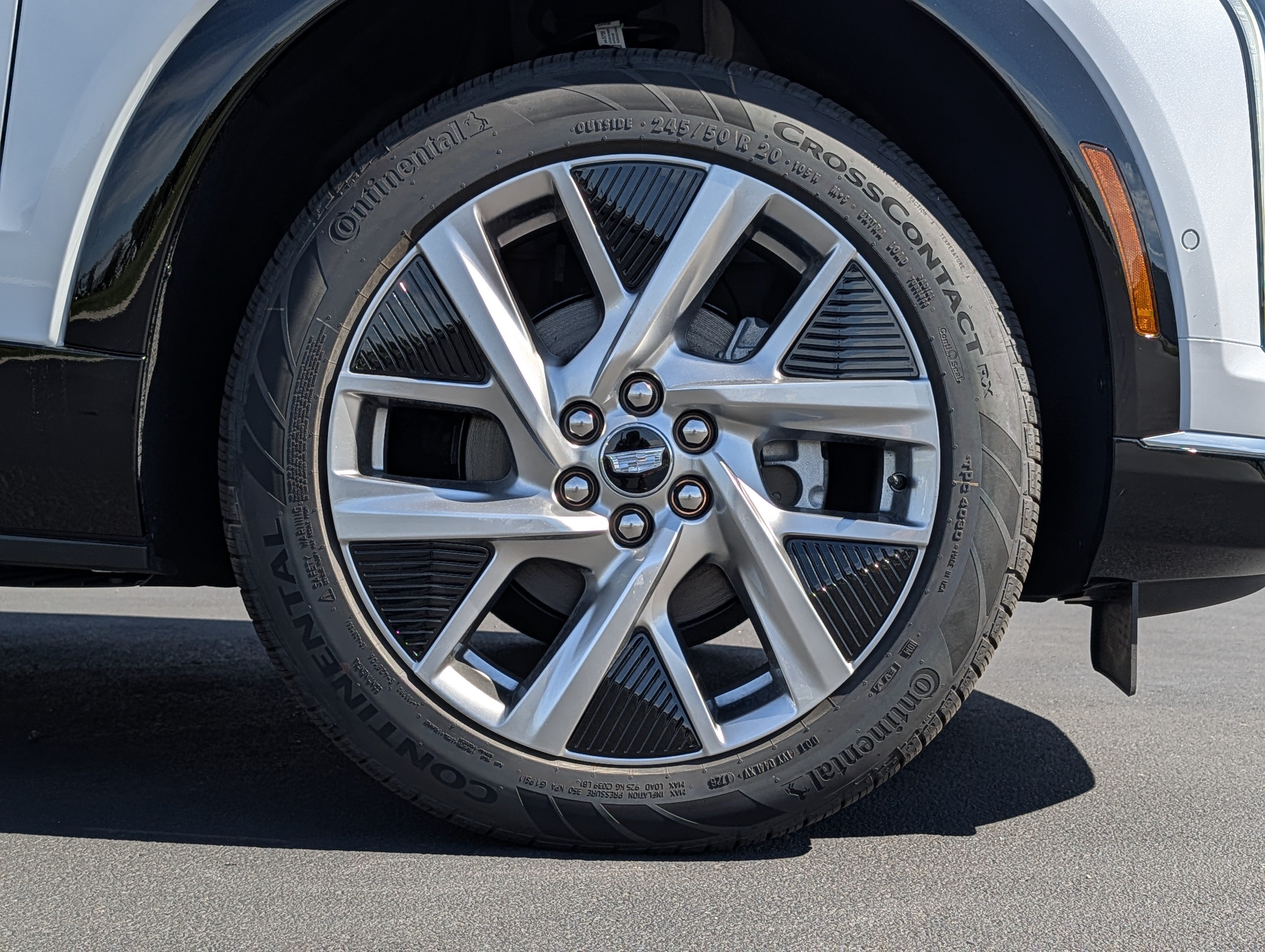 New 2027 Cadillac Optiq Luxury w/ LPO, Floor Liner Package AWD/4WD image 9