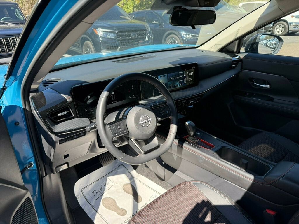 Used 2025 Nissan Kicks SR image 3
