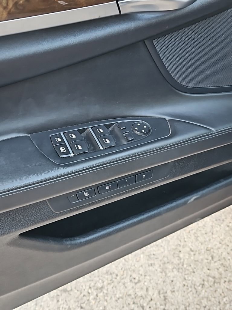 Used 2015 BMW 750i image 11