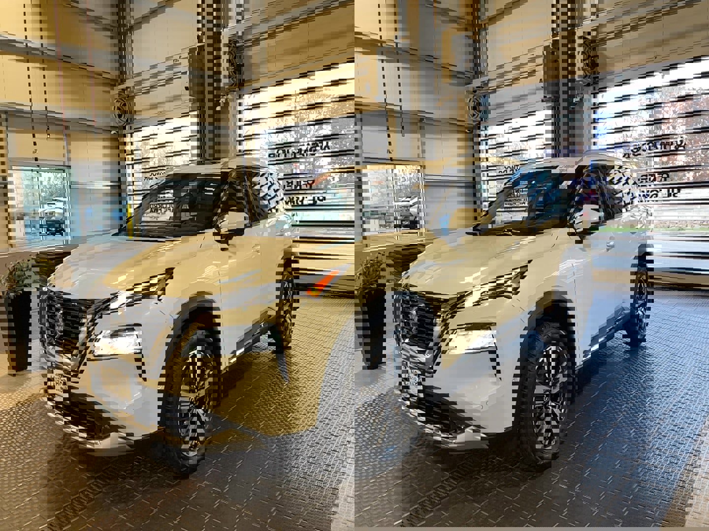 Used 2022 Nissan Rogue Platinum w/ Head-Up Display Package image 2