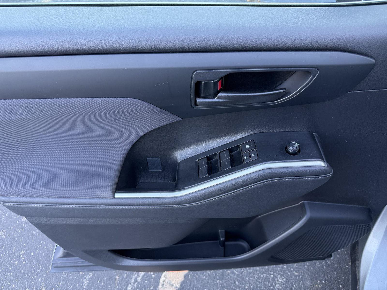 Used 2023 Toyota Highlander LE FWD image 9