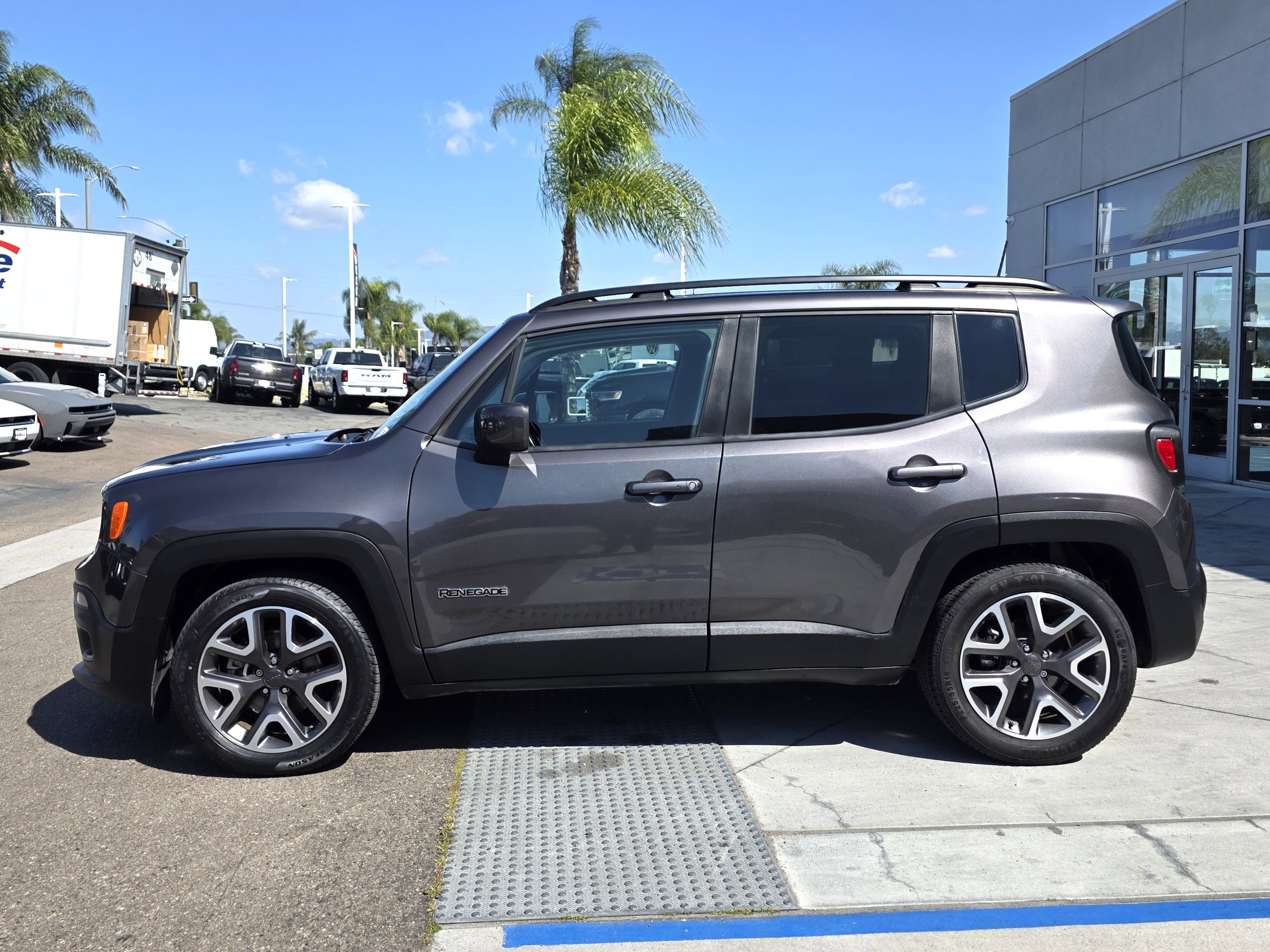 Used 2018 Jeep Renegade Latitude w/ Advanced Technology Group image 2