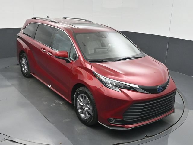 Used 2025 Toyota Sienna XLE FWD image 41