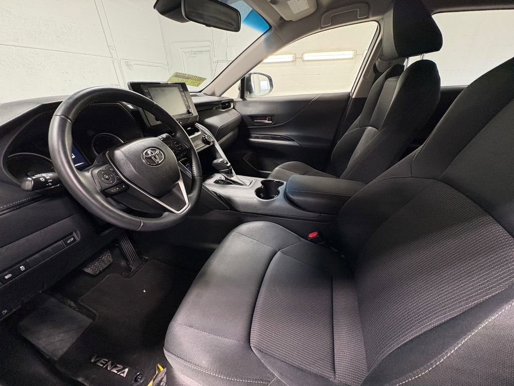 Used 2022 Toyota Venza LE image 17