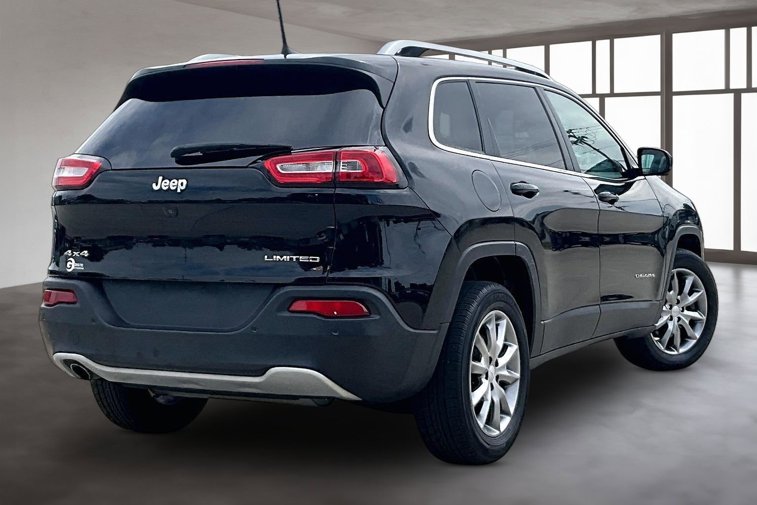 Used 2018 Jeep Cherokee Limited AWD/4WD image 3