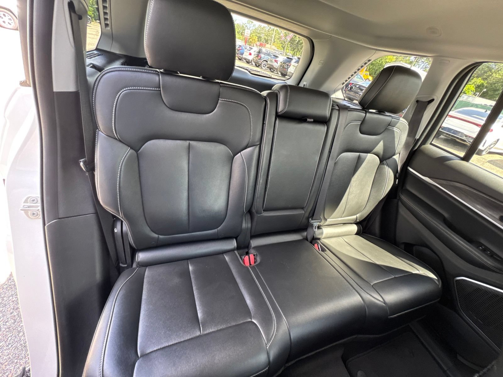 Used 2023 Jeep Grand Cherokee Limited w/ Black Appearance Package AWD/4WD image 18