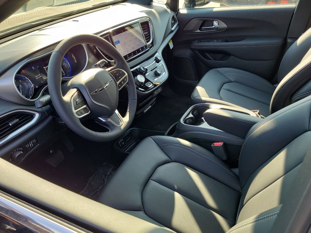 New 2025 Chrysler Voyager LX image 2