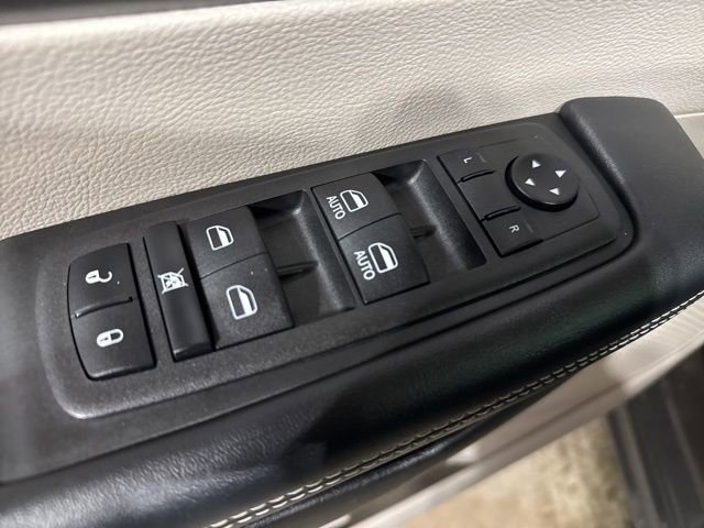 Used 2023 Chrysler Pacifica Touring-L image 3