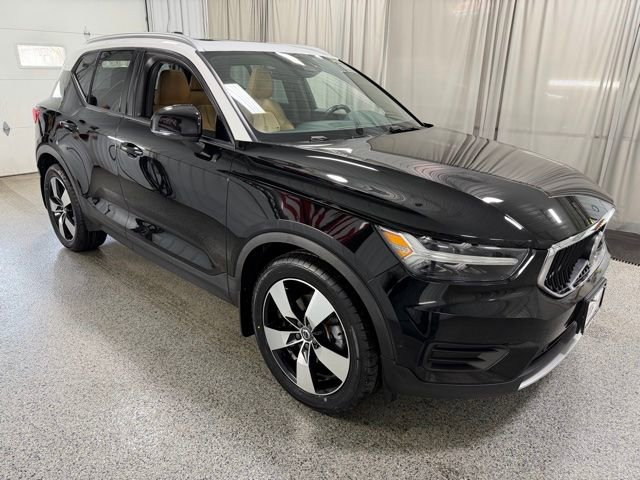 Used 2019 Volvo XC40 T5 Momentum image 3