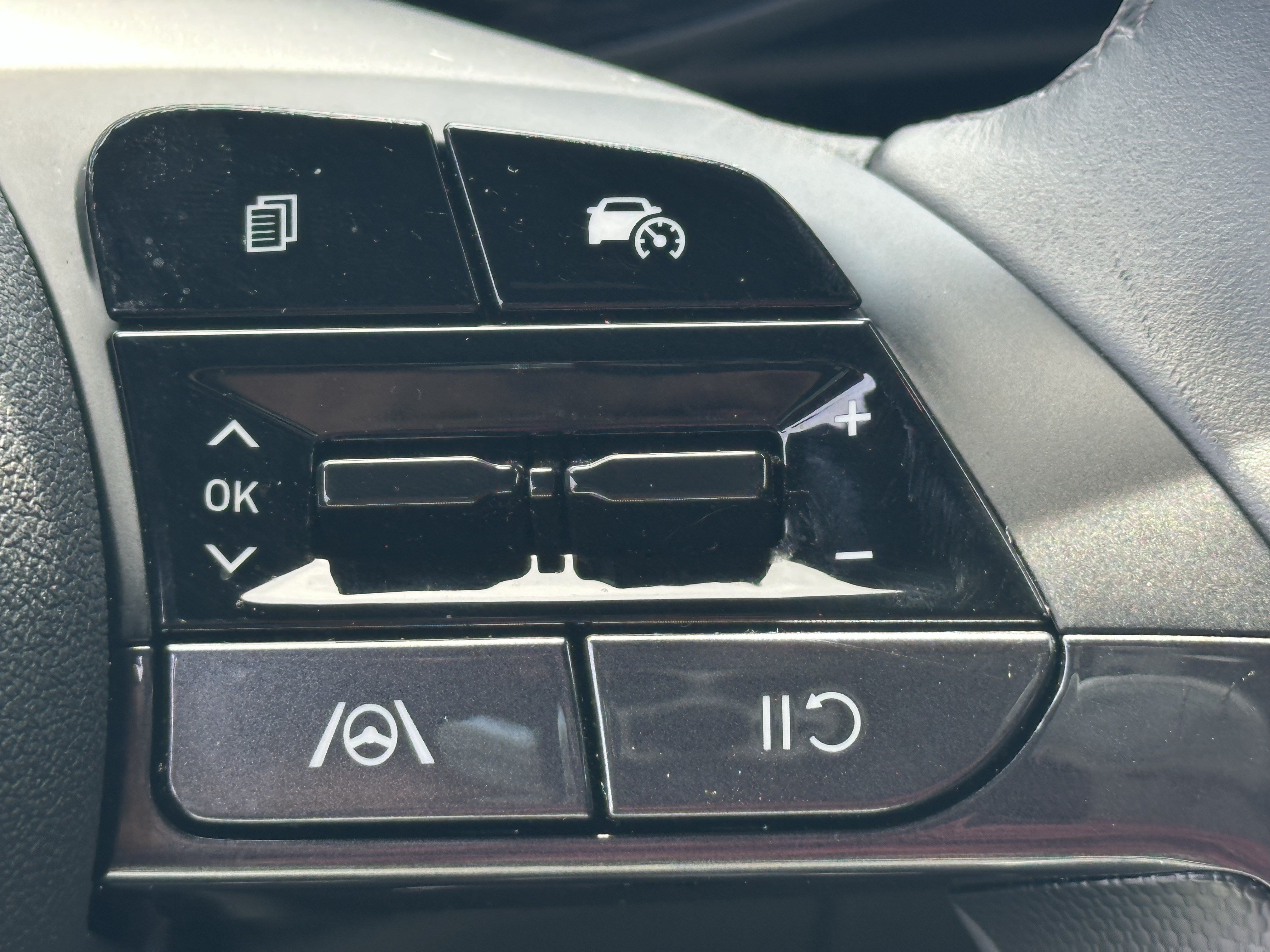 Used 2025 Hyundai Elantra Sport FWD image 24