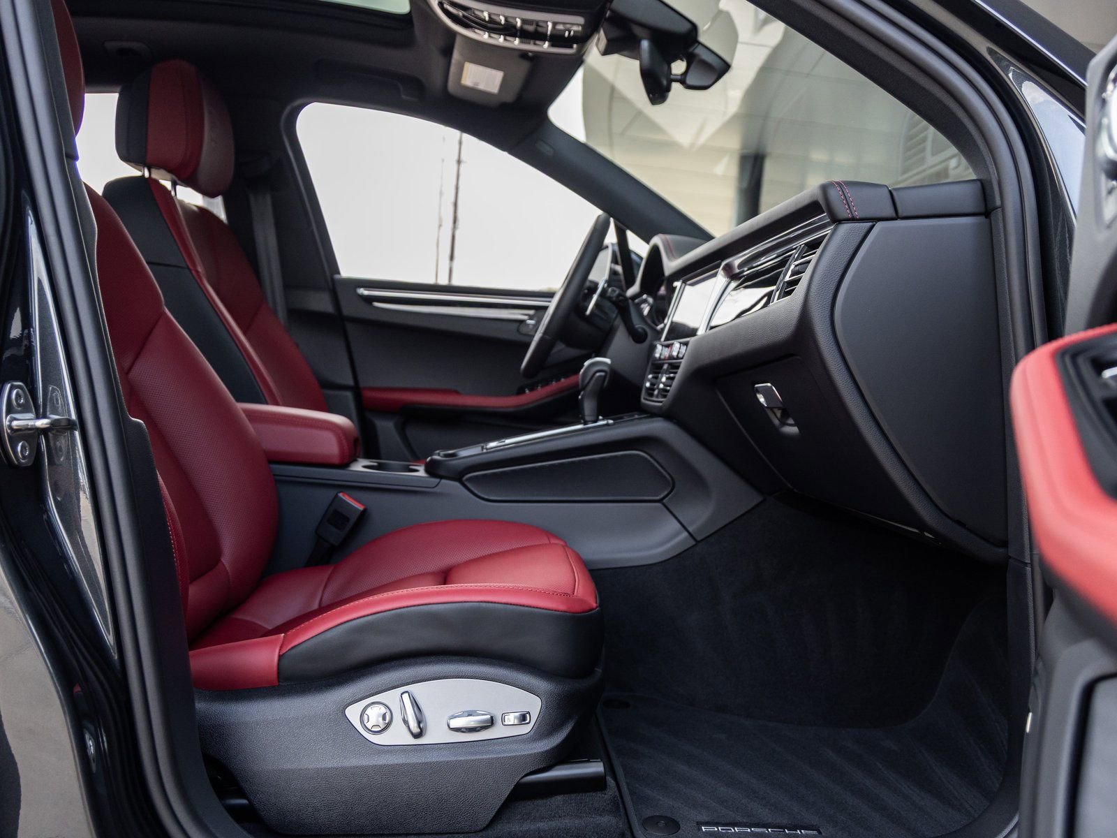 Certified 2026 Porsche Macan AWD/4WD image 44