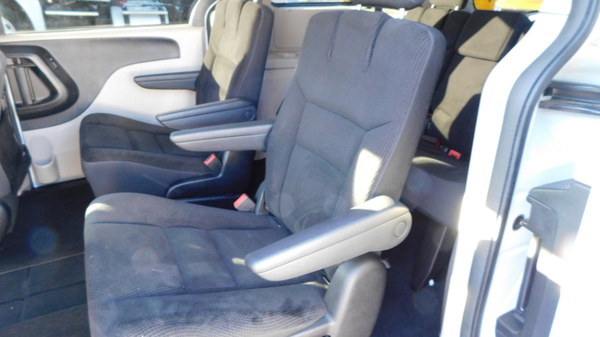 Used 2019 Dodge Grand Caravan SE w/ UConnect Hands-Free Group image 20