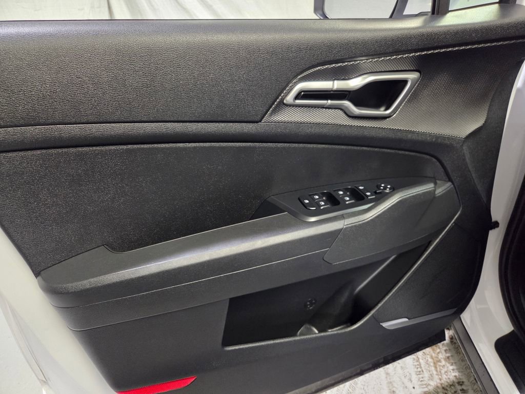 Used 2025 Kia Sportage LX image 13