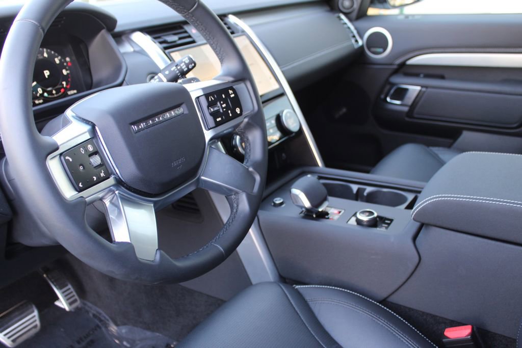 Used 2025 Land Rover Discovery Dynamic SE image 14