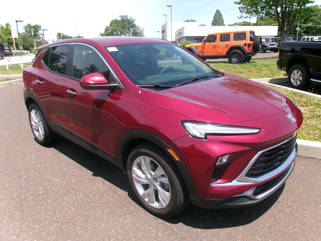 Used 2025 Buick Encore GX Preferred w/ Comfort Package FWD image 2