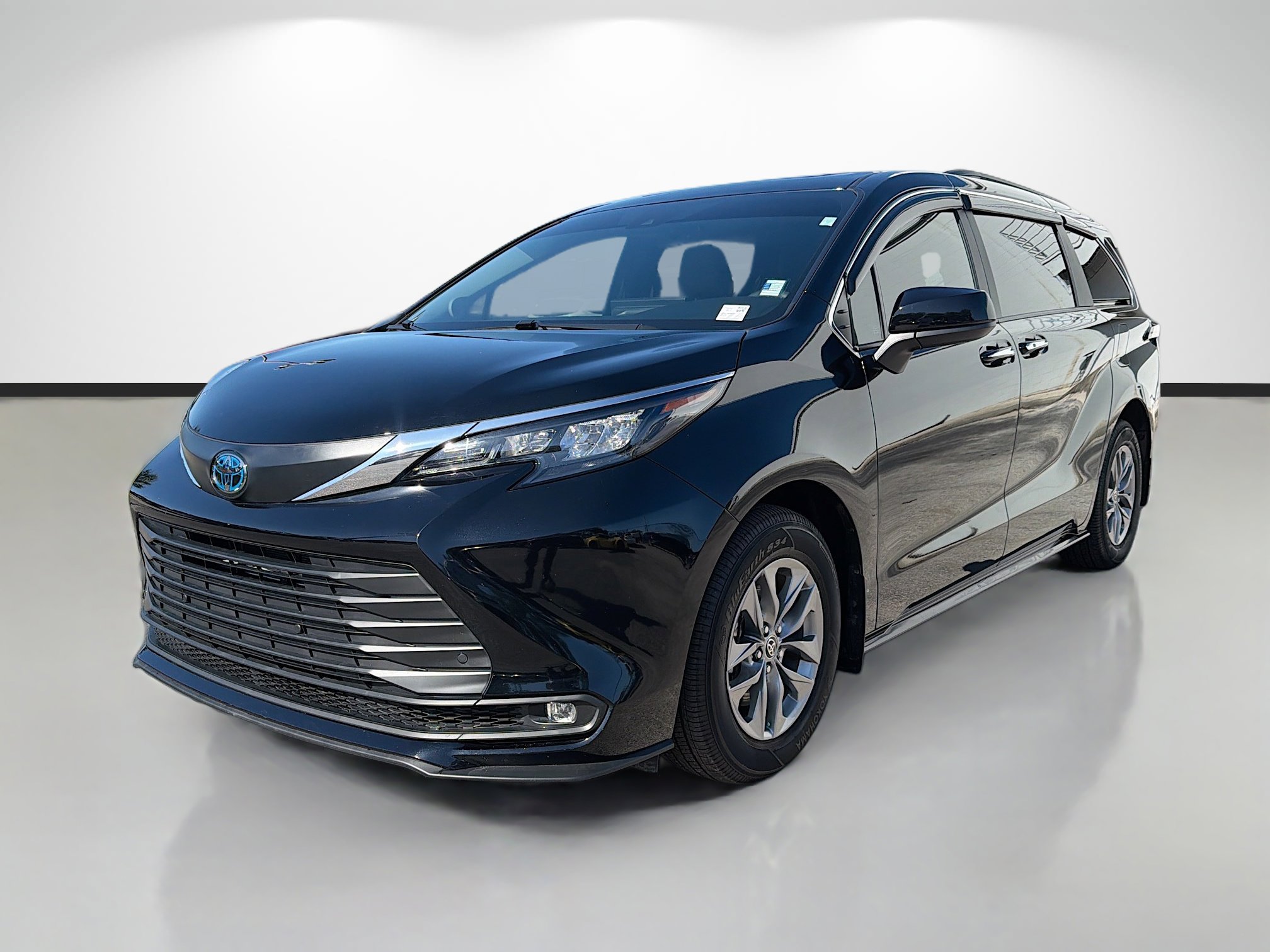 Used 2025 Toyota Sienna XLE w/ XLE Plus Package FWD image 7