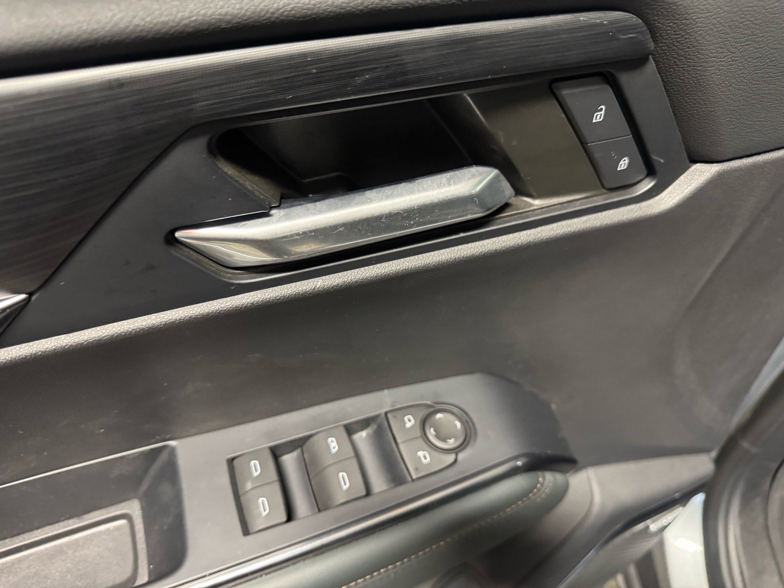 Used 2024 GMC Acadia AT4 w/ Luxury Package image 16